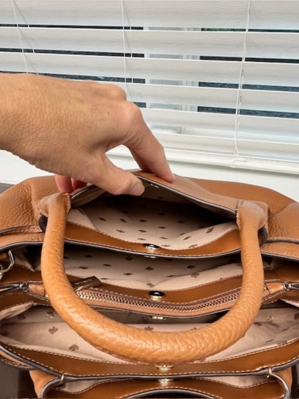 Kate Spade Bag - lots of pockets! - Picture 6 of 10
